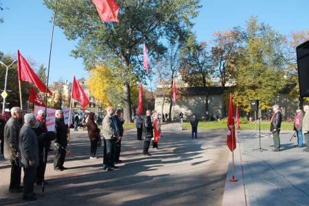Псковские коммунисты провели митинг в память о защитниках советской Конституции