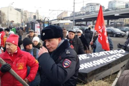 Представители "Красной Москвы - КПРФ" на шествии возмущенных медиков пронесли гроб с надписью "Мне не хватило койко-места"