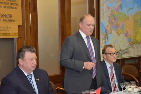 В канун праздника Великого Октября Г.А. Зюганов наградил группу Героев Советского Союза и Героев Социалистического Труда