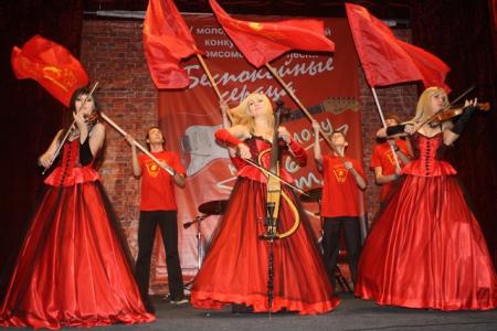 «И вновь продолжается бой». В Новосибирске прошел IV фестиваль комсомольской песни «Беспокойные сердца»