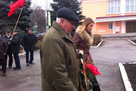 Шествиями, митингами и возложениями отметила Тульская область 97-летие Великого Октября