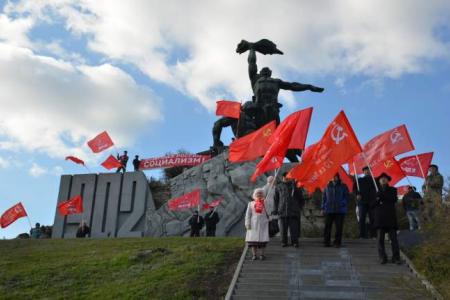 Коммунисты и комсомольцы Ростова-на Дону провели митинг в память героев стачки 1902 года