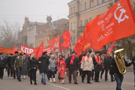Во славу Великого Октября! Митинг и шествие в Астрахани