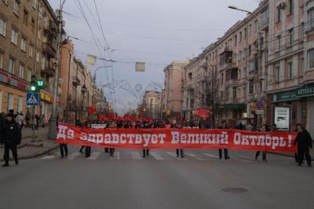 В Красноярске состоялись праздничное шествие и митинг, посвященные 97-й годовщине Великого Октября 