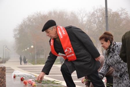 Во славу Великого Октября! Митинг и шествие в Астрахани