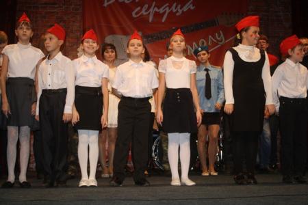 «И вновь продолжается бой». В Новосибирске прошел IV фестиваль комсомольской песни «Беспокойные сердца»