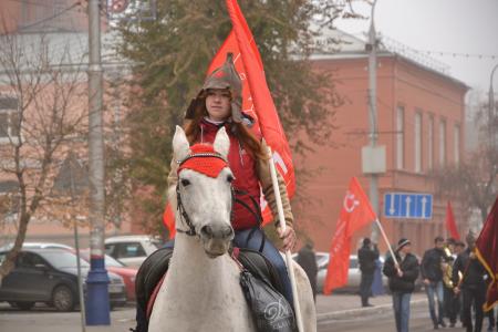 Во славу Великого Октября! Митинг и шествие в Астрахани