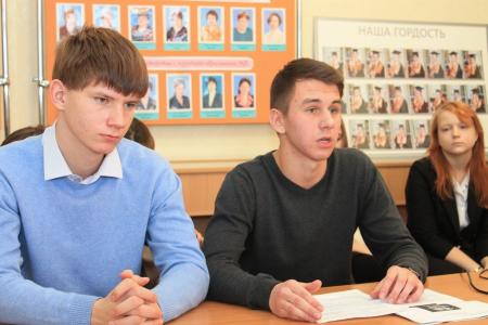Псковские коммунисты провели в школе урок Мужества «Мир без нацизма!»