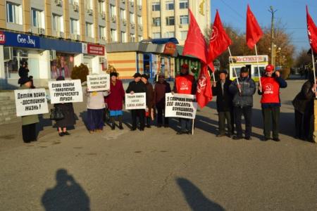 Элиста. Коммунисты провели пикеты в поддержку закона о детях войны