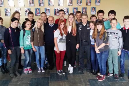 Самая сильная девочка в Мире, пионерка и комсомолка Марьяна Наумова посетила Донбасс
