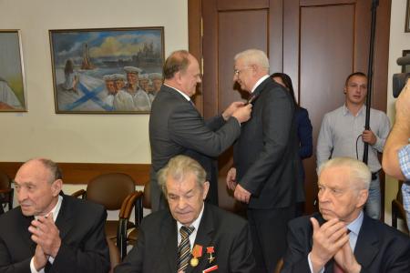 В канун праздника Великого Октября Г.А. Зюганов наградил группу Героев Советского Союза и Героев Социалистического Труда