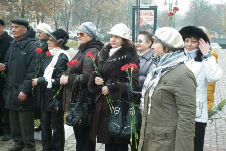 Белгородское региональное отделение ООД «ВЖС – Надежда России» 7 ноября приняло участие в возложении цветов к памятнику В.И. Ленину 