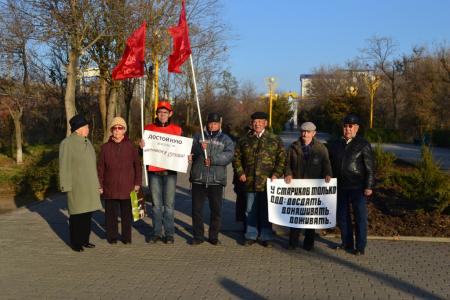 Элиста. Коммунисты провели пикеты в поддержку закона о детях войны