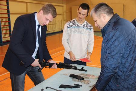 «Если завтра война…». Свердловские коммунисты провели чемпионат по сборке и разборке автомата АК-74