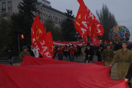 Годовщину Великого Октября сталинградские коммунисты отметили у Вечного огня