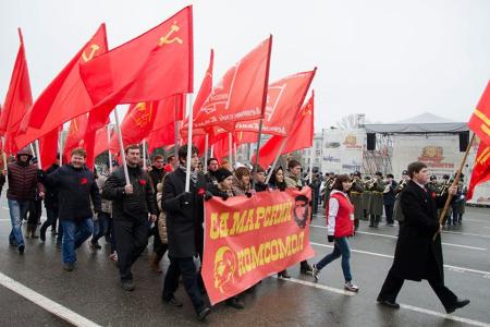 Cамарские комсомольцы приняли участие в памятном параде, посвященном военному параду 1941 года в Куйбышеве