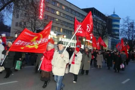 «У нас есть все шансы вновь  разорвать цепь империализма». Празднование годовщины Октябрьской Революции в Курске