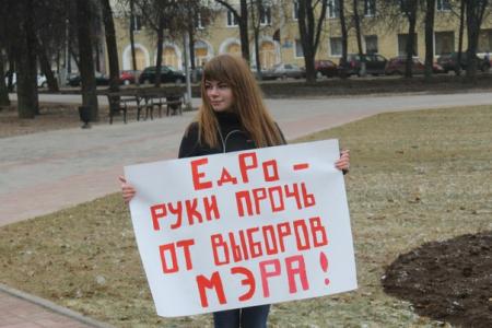 Коммунисты провели серию одиночных пикетов за сохранение прямых выборов мэра Великого Новгорода