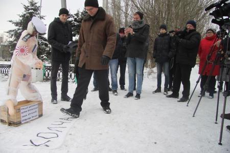 «Монумент» палачу. Омские комсомольцы установили памятник Колчаку