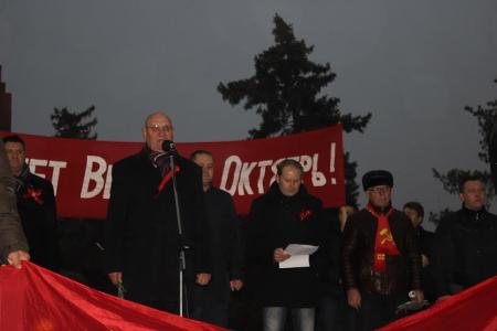 Годовщину Великого Октября сталинградские коммунисты отметили у Вечного огня