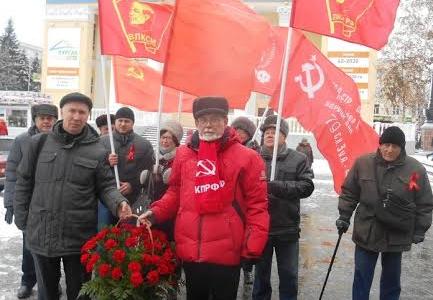 «Ленин жил, Ленин жив, Ленин будет жить!». Коммунисты и комсомольцы Кургана возложили цветы к памятнику В.И.Ленина