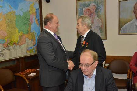 В канун праздника Великого Октября Г.А. Зюганов наградил группу Героев Советского Союза и Героев Социалистического Труда