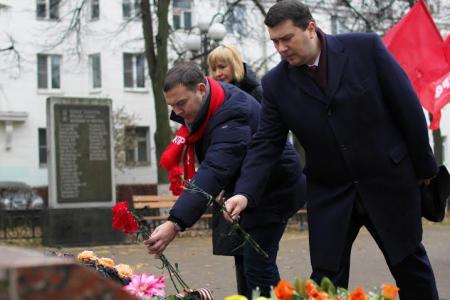 «Для нас навсегда серп и молот, и звезда!». В городе-герое Туле состоялось праздничное шествие и митинг, посвященные 97-й годовщине Великого Октября