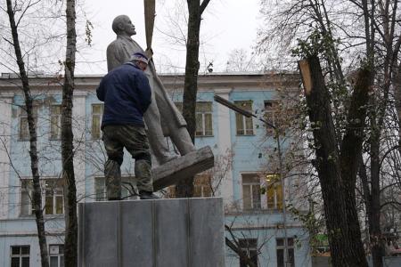 В липецком военном городке установили памятник В.И. Ленину