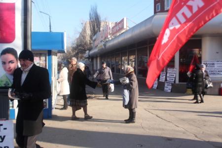 "Требуем закон о детях войны!". Коммунисты Саратова провели пикеты в поддержку законопроекта КПРФ