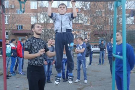 Краснодарский край. Лабинские комсомольцы организовали соревнования по воркауту среди школьников