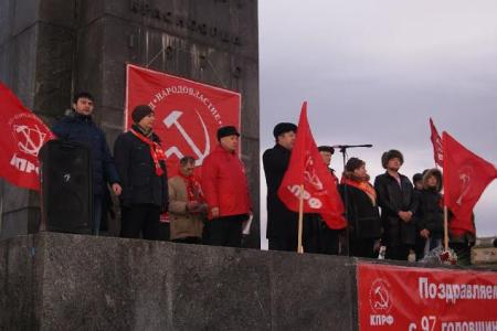 В Красноярске состоялись праздничное шествие и митинг, посвященные 97-й годовщине Великого Октября 