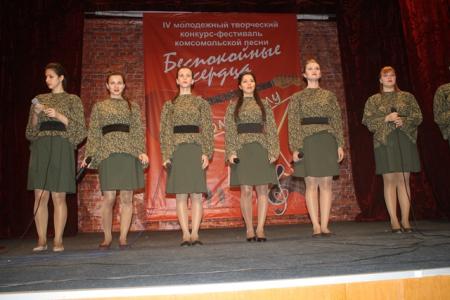«И вновь продолжается бой». В Новосибирске прошел IV фестиваль комсомольской песни «Беспокойные сердца»