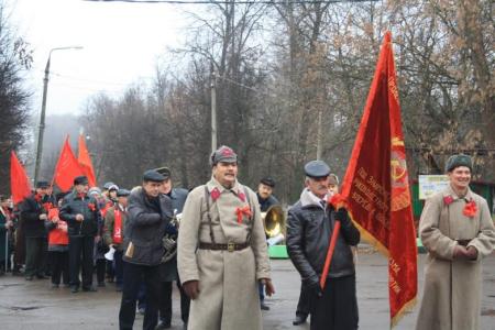 Шествиями, митингами и возложениями отметила Тульская область 97-летие Великого Октября