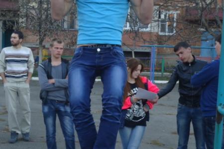 Краснодарский край. Лабинские комсомольцы организовали соревнования по воркауту среди школьников