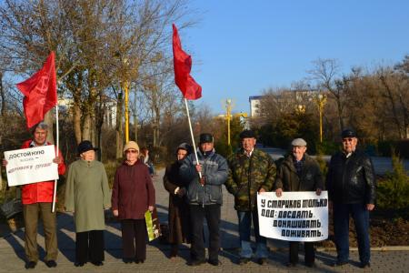 Элиста. Коммунисты провели пикеты в поддержку закона о детях войны