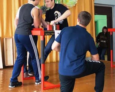 В здоровом теле – здоровый дух! Коммунисты и комсомольцы Кургана помогли в организации чемпионата города по армспорту