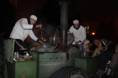 Годовщину Великого Октября сталинградские коммунисты отметили у Вечного огня