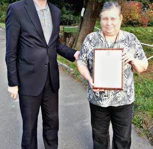Первый секретарь Калининградского обкома КПРФ Игорь Ревин вручил грамоту директору Ботанического сада Т.А. Яковлевой