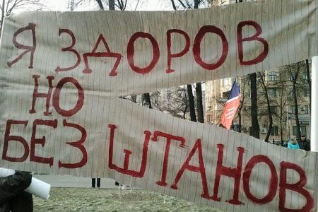 Представители "Красной Москвы - КПРФ" на шествии возмущенных медиков пронесли гроб с надписью "Мне не хватило койко-места"
