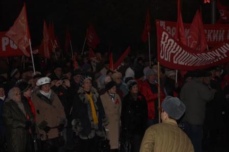 Годовщину Великого Октября сталинградские коммунисты отметили у Вечного огня
