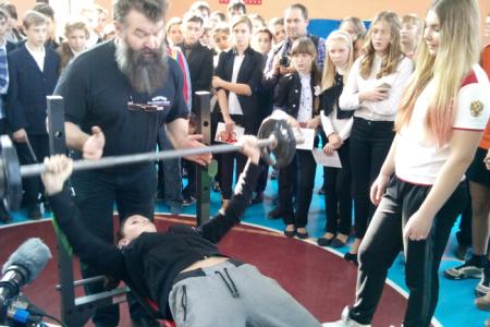 Самая сильная девочка в Мире, пионерка и комсомолка Марьяна Наумова посетила Донбасс