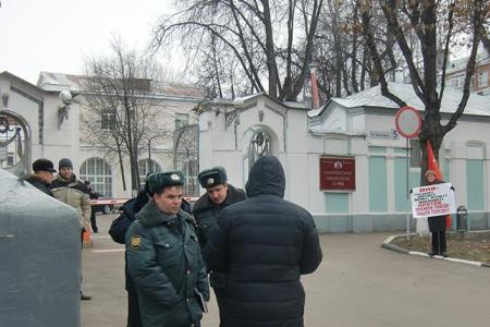 Коммунисты провели одиночный пикет у входа в Ивановскую областную Думу