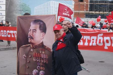 В Красноярске состоялись праздничное шествие и митинг, посвященные 97-й годовщине Великого Октября 