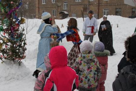 Новосибирские коммунисты и комсомольцы организовали новогодний праздник для детей