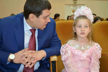 Зампредседателя Тульской областной думы Алексей Лебедев привез новогодние подарки в детскую больницу
