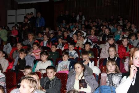 КПРФ организовала новогодние детские утренники в Луганске и Донецке