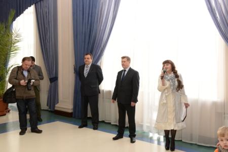 Новосибирская область. Красный мэр Анатолий Локоть поздравил детей вынужденных переселенцев с Украины с Новым годом