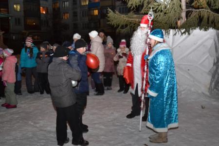 Алтайские коммунисты и комсомольцы проводят акцию «Красный Новый год шагает по Алтаю!»