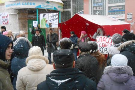 "Верните жителям дороги! Верните жителям сквер!". Пермские комсомольцы организовали митинг против строительного беспредела властей