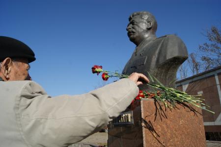 Северная Осетия. Во Владикавказе состоялось возложение венков и цветов к памятнику И.В. Сталину на Мемориале Воинской Славы